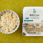 ローソンの発芽米ごはんを比較する。税込価格：228円、カロリー：222kcal、1円あたりカロリー：0.97kcal/円、たんぱく質：5g、1円あたりたんぱく質：0.02g/円、脂質：1.8g、炭水化物：47.7g、糖質：45.8g、食物繊維：1.9g、食塩相当量：0g。