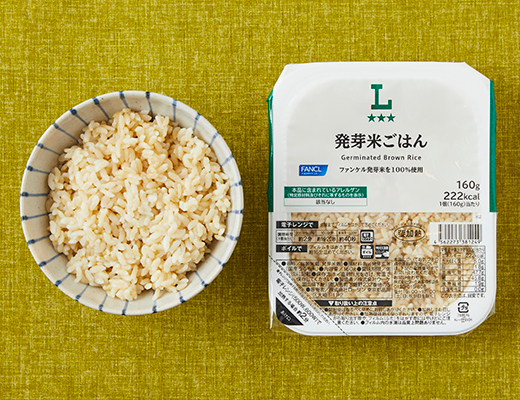 ローソンの発芽米ごはんを比較する。税込価格：228円、カロリー：222kcal、1円あたりカロリー：0.97kcal/円、たんぱく質：5g、1円あたりたんぱく質：0.02g/円、脂質：1.8g、炭水化物：47.7g、糖質：45.8g、食物繊維：1.9g、食塩相当量：0g。