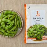 ローソンの塩味えだまめを比較する。税込価格：289円、カロリー：158kcal、1円あたりカロリー：0.55kcal/円、たんぱく質：12.9g、1円あたりたんぱく質：0.04g/円、脂質：7.5g、炭水化物：10.5g、糖質：3.3g、食物繊維：7.2g、食塩相当量：0.8g。