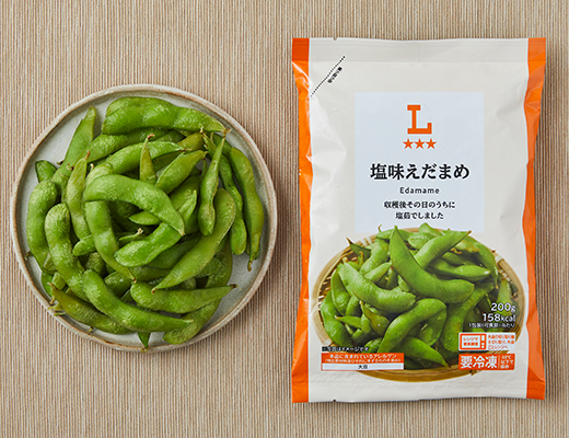 ローソンの塩味えだまめを比較する。税込価格：289円、カロリー：158kcal、1円あたりカロリー：0.55kcal/円、たんぱく質：12.9g、1円あたりたんぱく質：0.04g/円、脂質：7.5g、炭水化物：10.5g、糖質：3.3g、食物繊維：7.2g、食塩相当量：0.8g。