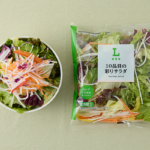 ローソンの10品目の彩りサラダを比較する。税込価格：214円。
