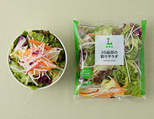 ローソンの10品目の彩りサラダを比較する。税込価格：214円。