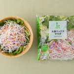 ローソンの大根ミックスサラダ。税込価格：153円。