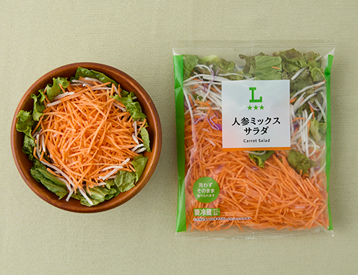 ローソンの人参ミックスサラダを比較する。税込価格：153円、カロリー：27kcal、1円あたりカロリー：0.18kcal/円、たんぱく質：0.8g、1円あたりたんぱく質：0.01g/円、脂質：0.2g、炭水化物：7.1g、糖質：4.7g、食物繊維：2.4g、食塩相当量：0.1g。