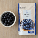 ローソンのブルーベリーを比較する。税込価格：289円、カロリー：64kcal、1円あたりカロリー：0.22kcal/円、たんぱく質：0.7g、1円あたりたんぱく質：0.01未満g/円、脂質：0.1g、炭水化物：16.8g、糖質：12.5g、食物繊維：4.3g、食塩相当量：0g。