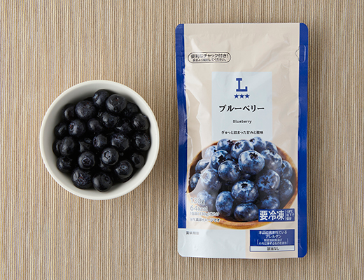 ローソンのブルーベリーを比較する。税込価格：289円、カロリー：64kcal、1円あたりカロリー：0.22kcal/円、たんぱく質：0.7g、1円あたりたんぱく質：0.01未満g/円、脂質：0.1g、炭水化物：16.8g、糖質：12.5g、食物繊維：4.3g、食塩相当量：0g。