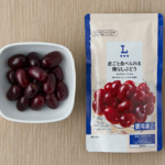 ローソンの皮ごと食べられる種なし ぶどうを比較する。税込価格：279円、カロリー：77kcal、1円あたりカロリー：0.28kcal/円、たんぱく質：0.5g、1円あたりたんぱく質：0.01未満g/円、脂質：0.1g、炭水化物：20.4g、糖質：19.7g、食物繊維：0.7g、食塩相当量：0g。