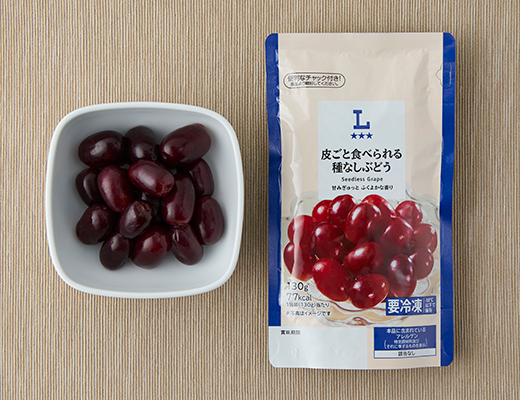 ローソンの皮ごと食べられる種なし ぶどうを比較する。税込価格：279円、カロリー：77kcal、1円あたりカロリー：0.28kcal/円、たんぱく質：0.5g、1円あたりたんぱく質：0.01未満g/円、脂質：0.1g、炭水化物：20.4g、糖質：19.7g、食物繊維：0.7g、食塩相当量：0g。