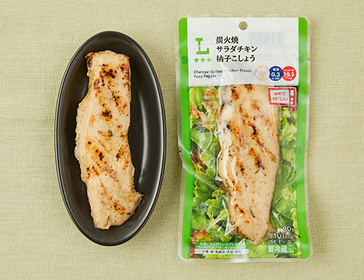 ローソンの炭火焼サラダチキン 柚子こしょうを比較する。税込価格：268円、カロリー：101kcal、1円あたりカロリー：0.38kcal/円、たんぱく質：19.9g、1円あたりたんぱく質：0.07g/円、脂質：2.2g、炭水化物：0.6g、糖質：0.3g、食物繊維：0.3g、食塩相当量：1.4g。