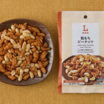 ローソンの粒もちピーナッツを比較する。税込価格：158円、カロリー：428kcal、1円あたりカロリー：2.71kcal/円、たんぱく質：14.9g、1円あたりたんぱく質：0.09g/円、脂質：24.6g、炭水化物：36.6g、糖質：32g、食物繊維：4.6g、食塩相当量：0.7g。
