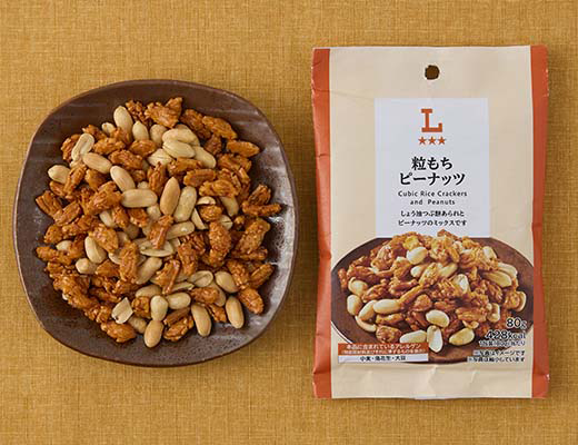 ローソンの粒もちピーナッツを比較する。税込価格：158円、カロリー：428kcal、1円あたりカロリー：2.71kcal/円、たんぱく質：14.9g、1円あたりたんぱく質：0.09g/円、脂質：24.6g、炭水化物：36.6g、糖質：32g、食物繊維：4.6g、食塩相当量：0.7g。