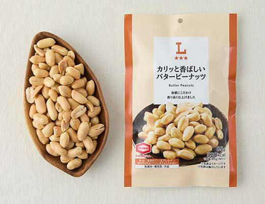 ローソンのカリッと香ばしいバターピーナッツを比較する。税込価格：208円、カロリー：520kcal、1円あたりカロリー：2.50kcal/円、たんぱく質：19.7g、1円あたりたんぱく質：0.09g/円、脂質：40.9g、炭水化物：21.3g、糖質：15g、食物繊維：6.3g、食塩相当量：0.6g。