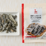 ローソンの素材にこだわった おしゃぶり昆布梅を比較する。税込価格：208円、カロリー：30kcal、1円あたりカロリー：0.14kcal/円、たんぱく質：3.3g、1円あたりたんぱく質：0.02g/円、脂質：0.4g、炭水化物：4.5g、糖質：2.1g、食物繊維：2.4g、食塩相当量：1.8g。