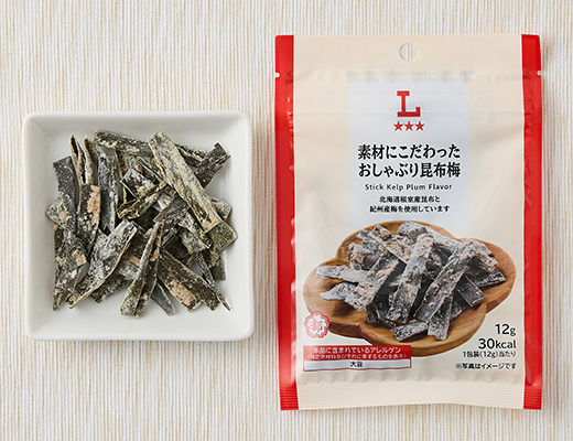 ローソンの素材にこだわった おしゃぶり昆布梅を比較する。税込価格：208円、カロリー：30kcal、1円あたりカロリー：0.14kcal/円、たんぱく質：3.3g、1円あたりたんぱく質：0.02g/円、脂質：0.4g、炭水化物：4.5g、糖質：2.1g、食物繊維：2.4g、食塩相当量：1.8g。