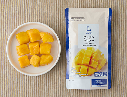 ローソンのアップルマンゴーを比較する。税込価格：279円、カロリー：70kcal、1円あたりカロリー：0.25kcal/円、たんぱく質：0.7g、1円あたりたんぱく質：0.01未満g/円、脂質：0.1g、炭水化物：18.6g、糖質：17.2g、食物繊維：1.4g、食塩相当量：0g。