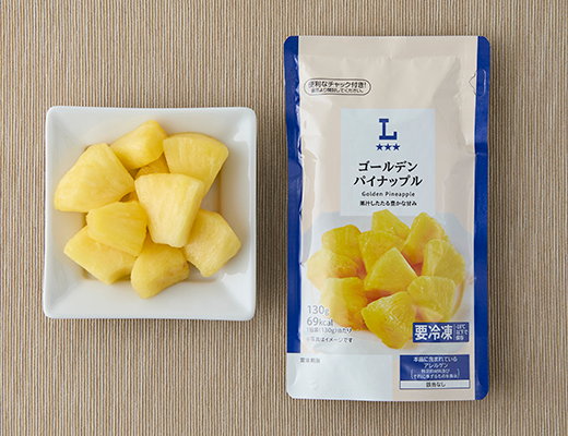ローソンのゴールデンパイナップルを比較する。税込価格：279円、カロリー：69kcal、1円あたりカロリー：0.25kcal/円、たんぱく質：0.8g、1円あたりたんぱく質：0.01未満g/円、脂質：0.1g、炭水化物：17.8g、糖質：16.2g、食物繊維：1.6g、食塩相当量：0g。