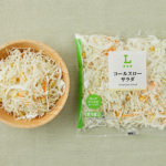 ローソンのコールスローサラダを比較する。税込価格：125円、カロリー：37kcal、1円あたりカロリー：0.30kcal/円、たんぱく質：1.4g、1円あたりたんぱく質：0.01g/円、脂質：0.2g、炭水化物：7.3g、糖質：5.2g、食物繊維：2.1g、食塩相当量：0.1g。