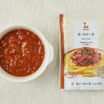ローソンのミートソース 2人前を比較する。税込価格：168円、カロリー：183kcal、1円あたりカロリー：1.09kcal/円、たんぱく質：4.6g、1円あたりたんぱく質：0.03g/円、脂質：7.4g、炭水化物：25.5g、糖質：23.7g、食物繊維：1.8g、食塩相当量：4.7g。