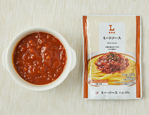 ローソンのミートソース 2人前を比較する。税込価格：168円、カロリー：183kcal、1円あたりカロリー：1.09kcal/円、たんぱく質：4.6g、1円あたりたんぱく質：0.03g/円、脂質：7.4g、炭水化物：25.5g、糖質：23.7g、食物繊維：1.8g、食塩相当量：4.7g。