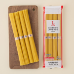 ローソンの小麦の風味豊かなスパゲッティを比較する。税込価格：218円、カロリー：356kcal、1円あたりカロリー：1.63kcal/円、たんぱく質：12.2g、1円あたりたんぱく質：0.06g/円、脂質：1.9g、炭水化物：73.9g、糖質：71.2g、食物繊維：2.7g、食塩相当量：0g。