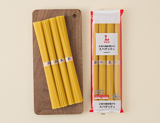 ローソンの小麦の風味豊かなスパゲッティを比較する。税込価格：218円、カロリー：356kcal、1円あたりカロリー：1.63kcal/円、たんぱく質：12.2g、1円あたりたんぱく質：0.06g/円、脂質：1.9g、炭水化物：73.9g、糖質：71.2g、食物繊維：2.7g、食塩相当量：0g。