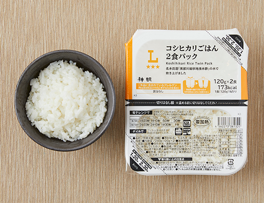 ローソンのコシヒカリごはん 2食パックを比較する。税込価格：278円、カロリー：173kcal、1円あたりカロリー：0.62kcal/円、たんぱく質：2.9g、1円あたりたんぱく質：0.01g/円、脂質：0.5g、炭水化物：39.5g、糖質：38.8g、食物繊維：0.7g、食塩相当量：0g。