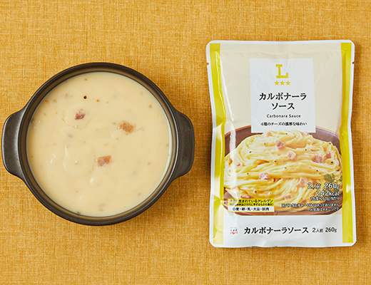 ローソンのカルボナーラソース 2人前を比較する。税込価格：238円、カロリー：242kcal、1円あたりカロリー：1.02kcal/円、たんぱく質：4g、1円あたりたんぱく質：0.02g/円、脂質：17.9g、炭水化物：16.5g、糖質：16.2g、食物繊維：0.3g、食塩相当量：5.3g。