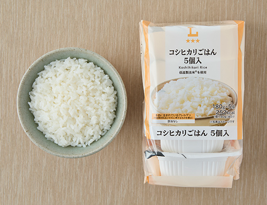 ローソンのコシヒカリごはん 5個入を比較する。税込価格：928円。