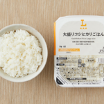 ローソンの大盛りコシヒカリごはんを比較する。税込価格：248円。
