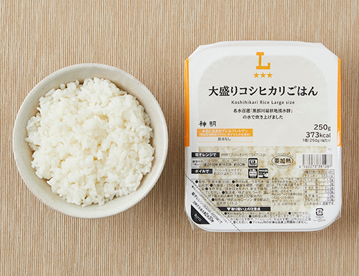 ローソンの大盛りコシヒカリごはんを比較する。税込価格：248円。