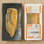 ローソンのさばの味噌煮。税込価格：430円、カロリー：293kcal、たんぱく質：14.8g、脂質：22.1g、炭水化物：9.2g、糖質：8.3g、食物繊維：0.9g、食塩相当量：1.2g。