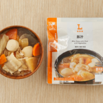 ローソンの豚汁。税込価格：300円、カロリー：113kcal、たんぱく質：4.8g、脂質：5.8g、炭水化物：11.7g、糖質：8.7g、食物繊維：3g、食塩相当量：2.1g。