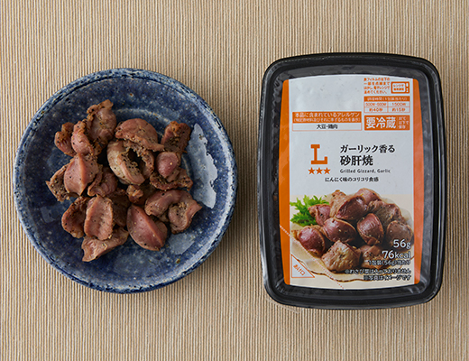 ローソンのガーリック香る砂肝焼。税込価格：324円、カロリー：76kcal、たんぱく質：14.1g、脂質：1.5g、炭水化物：1.6g、糖質：1.3g、食物繊維：0.3g、食塩相当量：1.6g。