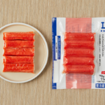 ローソンのカニ風味スティックを比較する。税込価格：140円、カロリー：71kcal、1円あたりカロリー：0.51kcal/円、たんぱく質：7.4g、1円あたりたんぱく質：0.05g/円、脂質：1.4g、炭水化物：7.6g、糖質：7.1g、食物繊維：0.5g、食塩相当量：1.3g。