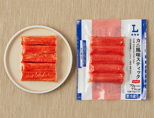 ローソンのカニ風味スティックを比較する。税込価格：140円、カロリー：71kcal、1円あたりカロリー：0.51kcal/円、たんぱく質：7.4g、1円あたりたんぱく質：0.05g/円、脂質：1.4g、炭水化物：7.6g、糖質：7.1g、食物繊維：0.5g、食塩相当量：1.3g。