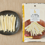 ローソンのチーズ好きのおいしいチーズ鱈®を比較する。税込価格：408円、カロリー：205kcal、1円あたりカロリー：0.50kcal/円、たんぱく質：14.5g、1円あたりたんぱく質：0.04g/円、脂質：13g、炭水化物：7.8g、糖質：7.2g、食物繊維：0.6g、食塩相当量：2g。