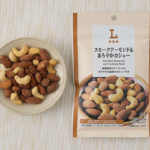 ローソンのスモークアーモンド＆まろやかカシューを比較する。税込価格：318円、カロリー：254kcal、1円あたりカロリー：0.80kcal/円、たんぱく質：7.3g、1円あたりたんぱく質：0.02g/円、脂質：20.3g、炭水化物：12.2g、糖質：8.9g、食物繊維：3.3g、食塩相当量：0.2g。