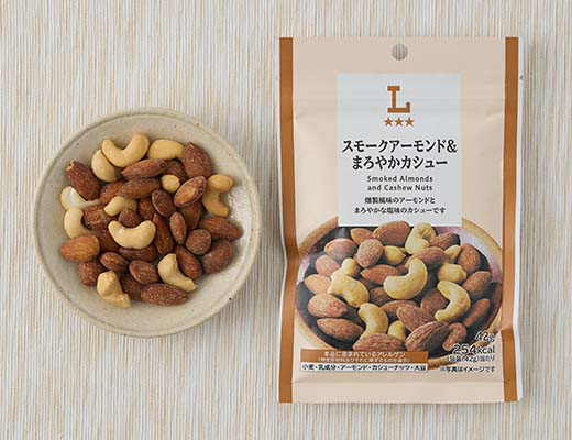 ローソンのスモークアーモンド＆まろやかカシューを比較する。税込価格：318円、カロリー：254kcal、1円あたりカロリー：0.80kcal/円、たんぱく質：7.3g、1円あたりたんぱく質：0.02g/円、脂質：20.3g、炭水化物：12.2g、糖質：8.9g、食物繊維：3.3g、食塩相当量：0.2g。