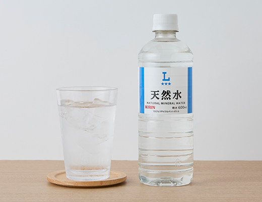 ローソンの天然水 600mlを比較する。税込価格：118円、カロリー：0kcal、1円あたりカロリー：0.00kcal/円、たんぱく質：0g、1円あたりたんぱく質：0.00g/円、脂質：0g、炭水化物：0g、糖質：0g、食物繊維：0g、食塩相当量：0g。