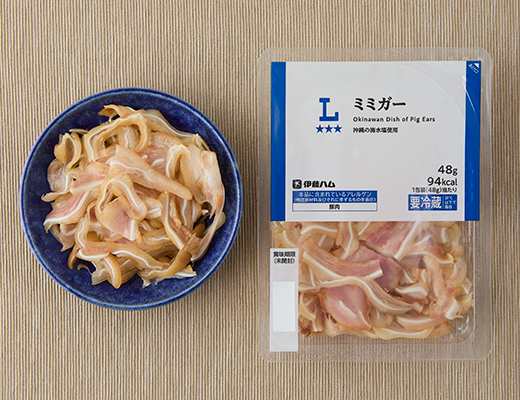 ローソンのミミガーを比較する。税込価格：198円、カロリー：94kcal、1円あたりカロリー：0.47kcal/円、たんぱく質：12.5g、1円あたりたんぱく質：0.06g/円、脂質：4.5g、炭水化物：1.1g、糖質：0.6g、食物繊維：0.5g、食塩相当量：1.8g。