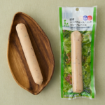 ローソンの国産サラダチキンスティック オリーブ＆チーズを比較する。税込価格：184円、カロリー：98kcal、1円あたりカロリー：0.53kcal/円、たんぱく質：11.1g、1円あたりたんぱく質：0.06g/円、脂質：4.4g、炭水化物：3.5g、糖質：3.4g、食物繊維：0.1g、食塩相当量：1g。