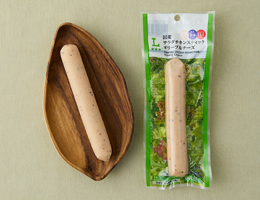 ローソンの国産サラダチキンスティック オリーブ＆チーズを比較する。税込価格：184円、カロリー：98kcal、1円あたりカロリー：0.53kcal/円、たんぱく質：11.1g、1円あたりたんぱく質：0.06g/円、脂質：4.4g、炭水化物：3.5g、糖質：3.4g、食物繊維：0.1g、食塩相当量：1g。
