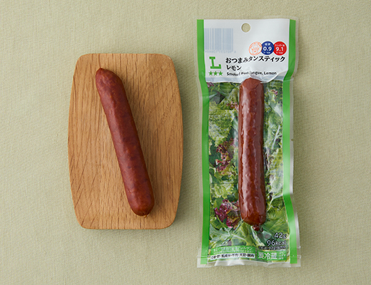 ローソンのおつまみタンスティック レモンを比較する。税込価格：192円、カロリー：96kcal、1円あたりカロリー：0.50kcal/円、たんぱく質：9.1g、1円あたりたんぱく質：0.05g/円、脂質：6.2g、炭水化物：1.1g、糖質：0.9g、食物繊維：0.2g、食塩相当量：1.1g。