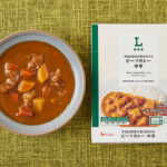 ローソンの牛肉と野菜の旨み広がるビーフカレー 中辛を比較する。税込価格：125円、カロリー：152kcal、1円あたりカロリー：1.22kcal/円、たんぱく質：3.7g、1円あたりたんぱく質：0.03g/円、脂質：7.7g、炭水化物：18.1g、糖質：15.7g、食物繊維：2.4g、食塩相当量：2.4g。
