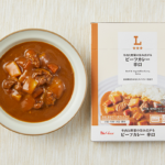ローソンの牛肉と野菜の旨み広がるビーフカレー 辛口を比較する。税込価格：125円、カロリー：155kcal、1円あたりカロリー：1.24kcal/円、たんぱく質：3.8g、1円あたりたんぱく質：0.03g/円、脂質：8.1g、炭水化物：17.7g、糖質：15.5g、食物繊維：2.2g、食塩相当量：2.3g。