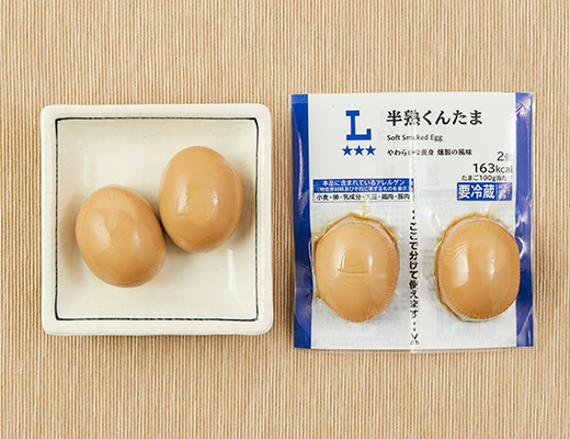 ローソンの半熟くんたま。税込価格：235円、カロリー：163kcal、たんぱく質：16.1g、脂質：9.9g、炭水化物：2.5g、糖質：2.2g、食物繊維：0.3g、食塩相当量：1.3g。