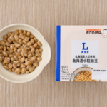 ローソンの北海道小粒納豆。税込価格：135円、カロリー：76kcal、たんぱく質：6.6g、脂質：3.5g、炭水化物：5.9g、糖質：3.2g、食物繊維：2.7g、食塩相当量：0.6g。