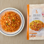 ローソンのチキンライスを比較する。税込価格：198円、カロリー：309kcal、1円あたりカロリー：1.56kcal/円、たんぱく質：8.3g、1円あたりたんぱく質：0.04g/円、脂質：5.9g、炭水化物：56.5g、糖質：54.9g、食物繊維：1.6g、食塩相当量：2.5g。