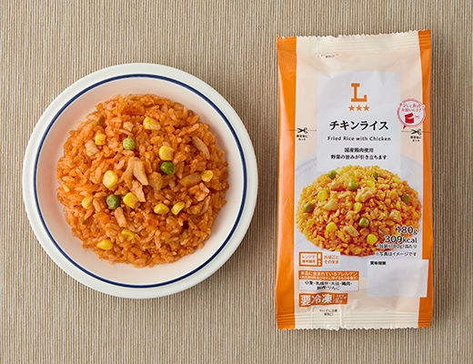 ローソンのチキンライスを比較する。税込価格：198円、カロリー：309kcal、1円あたりカロリー：1.56kcal/円、たんぱく質：8.3g、1円あたりたんぱく質：0.04g/円、脂質：5.9g、炭水化物：56.5g、糖質：54.9g、食物繊維：1.6g、食塩相当量：2.5g。