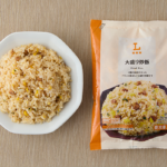 ローソンの大盛り炒飯を比較する。税込価格：473円、カロリー：929kcal、1円あたりカロリー：1.96kcal/円、たんぱく質：27.9g、1円あたりたんぱく質：0.06g/円、脂質：28.8g、炭水化物：140.9g、糖質：138.2g、食物繊維：2.7g、食塩相当量：6.2g。